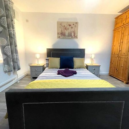 Deluxe 1-Bedroom Serviced Apartment Sleeps 4 For Short Or Long Stay Gillingham  Exteriör bild