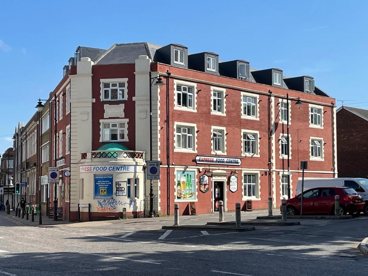 Deluxe 1-Bedroom Serviced Apartment Sleeps 4 For Short Or Long Stay Gillingham  Exteriör bild