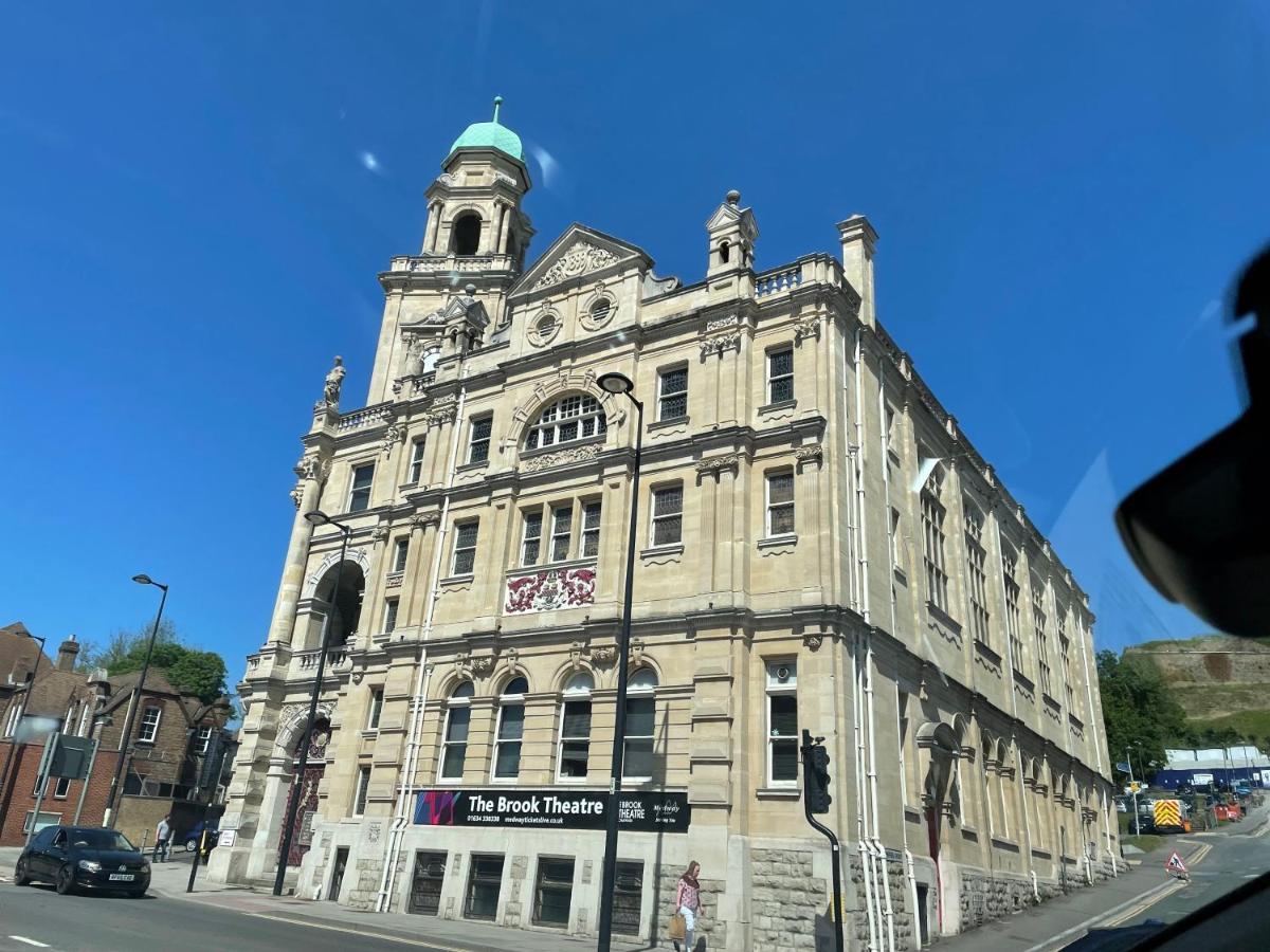 Deluxe 1-Bedroom Serviced Apartment Sleeps 4 For Short Or Long Stay Gillingham  Exteriör bild