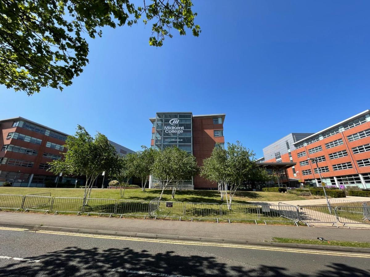 Deluxe 1-Bedroom Serviced Apartment Sleeps 4 For Short Or Long Stay Gillingham  Exteriör bild