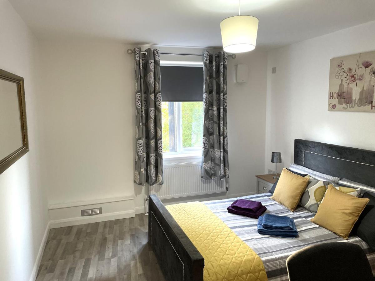 Deluxe 1-Bedroom Serviced Apartment Sleeps 4 For Short Or Long Stay Gillingham  Exteriör bild