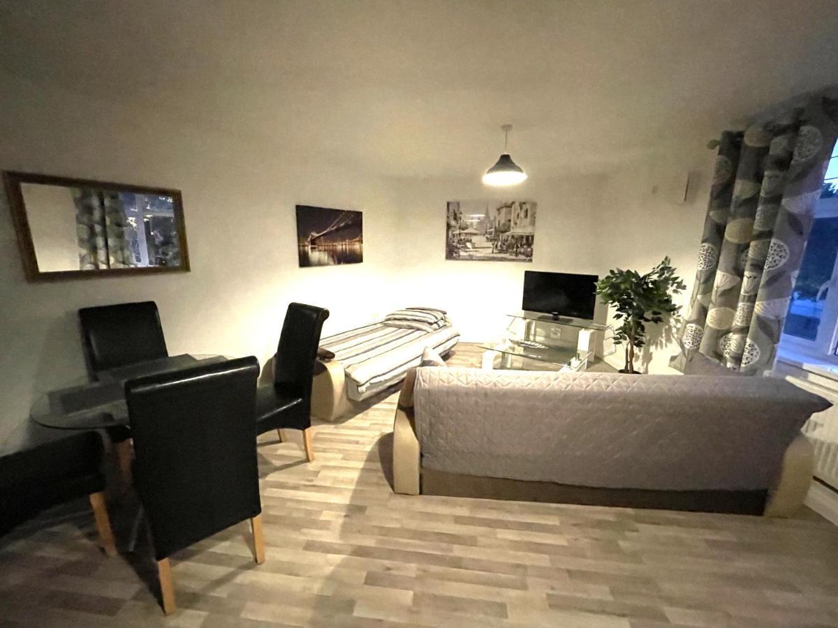 Deluxe 1-Bedroom Serviced Apartment Sleeps 4 For Short Or Long Stay Gillingham  Exteriör bild