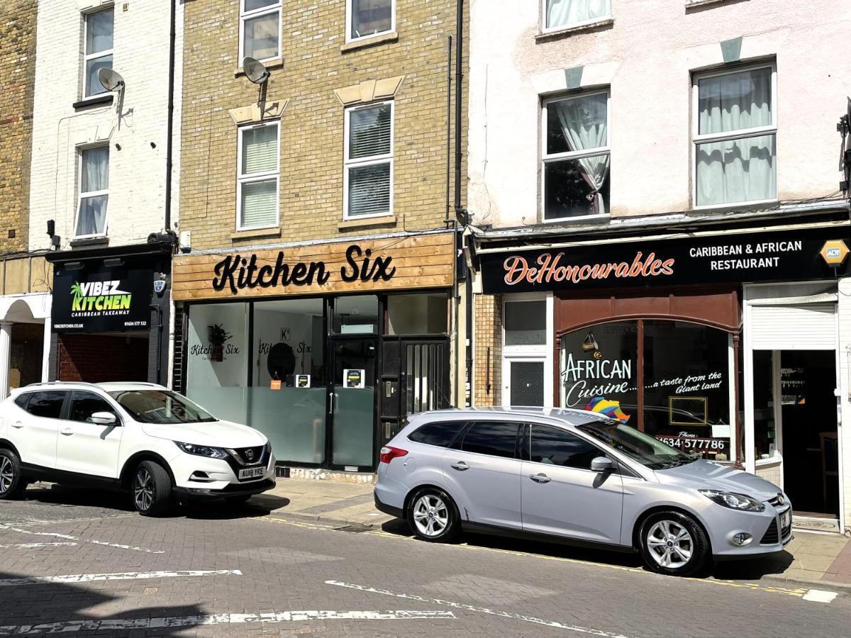 Deluxe 1-Bedroom Serviced Apartment Sleeps 4 For Short Or Long Stay Gillingham  Exteriör bild