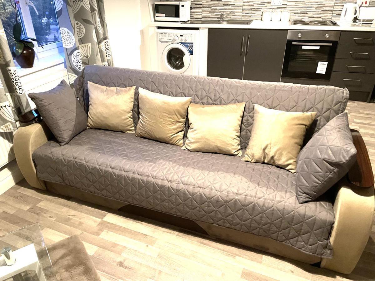 Deluxe 1-Bedroom Serviced Apartment Sleeps 4 For Short Or Long Stay Gillingham  Exteriör bild