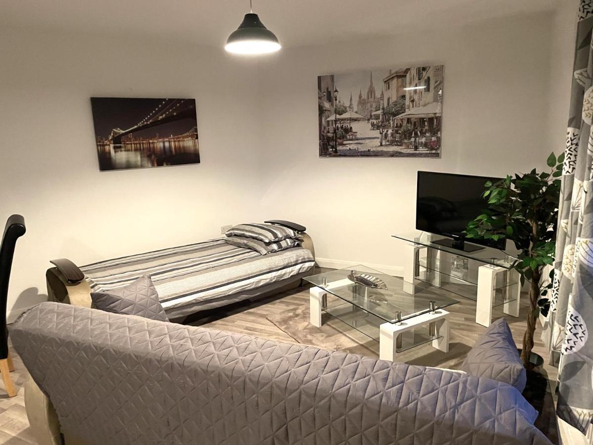Deluxe 1-Bedroom Serviced Apartment Sleeps 4 For Short Or Long Stay Gillingham  Exteriör bild