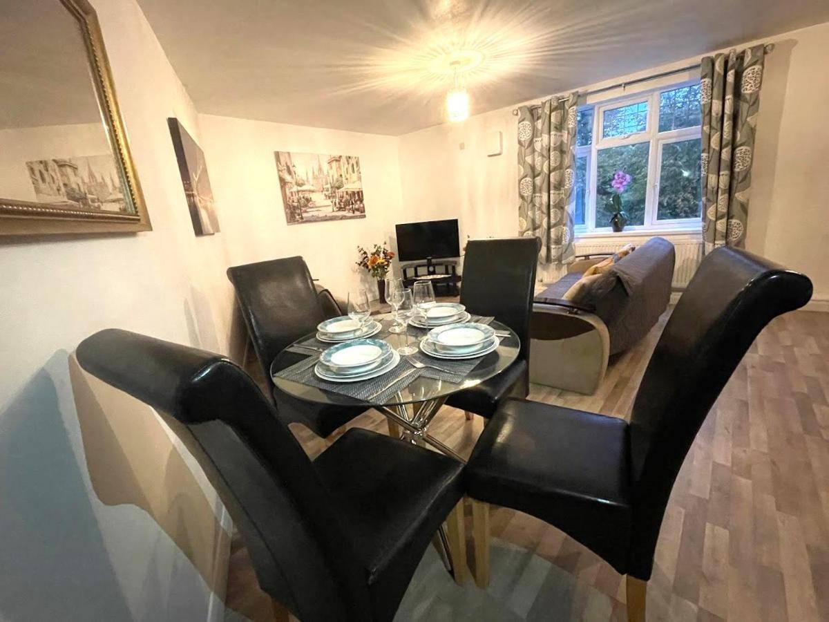 Deluxe 1-Bedroom Serviced Apartment Sleeps 4 For Short Or Long Stay Gillingham  Exteriör bild