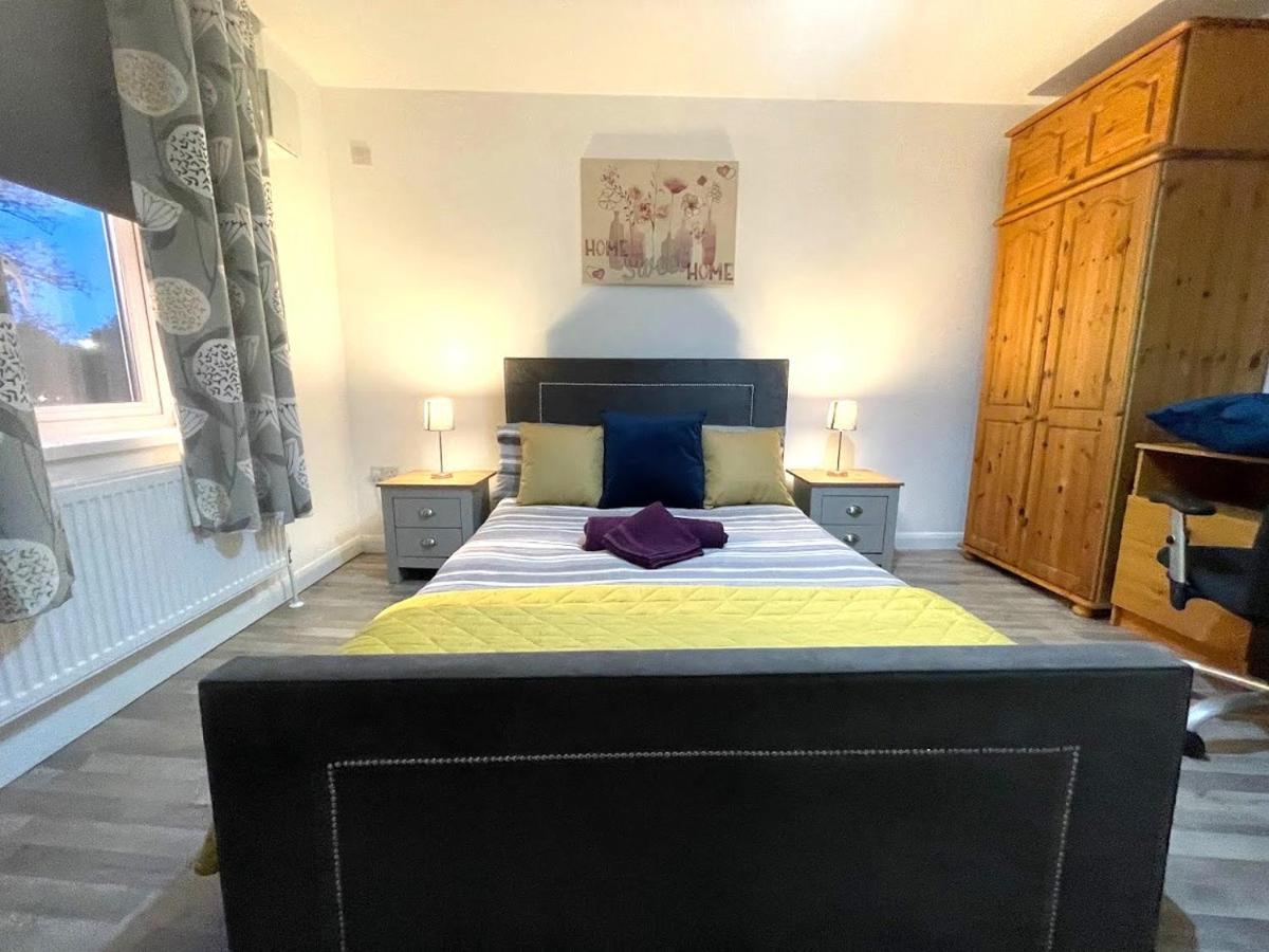 Deluxe 1-Bedroom Serviced Apartment Sleeps 4 For Short Or Long Stay Gillingham  Exteriör bild