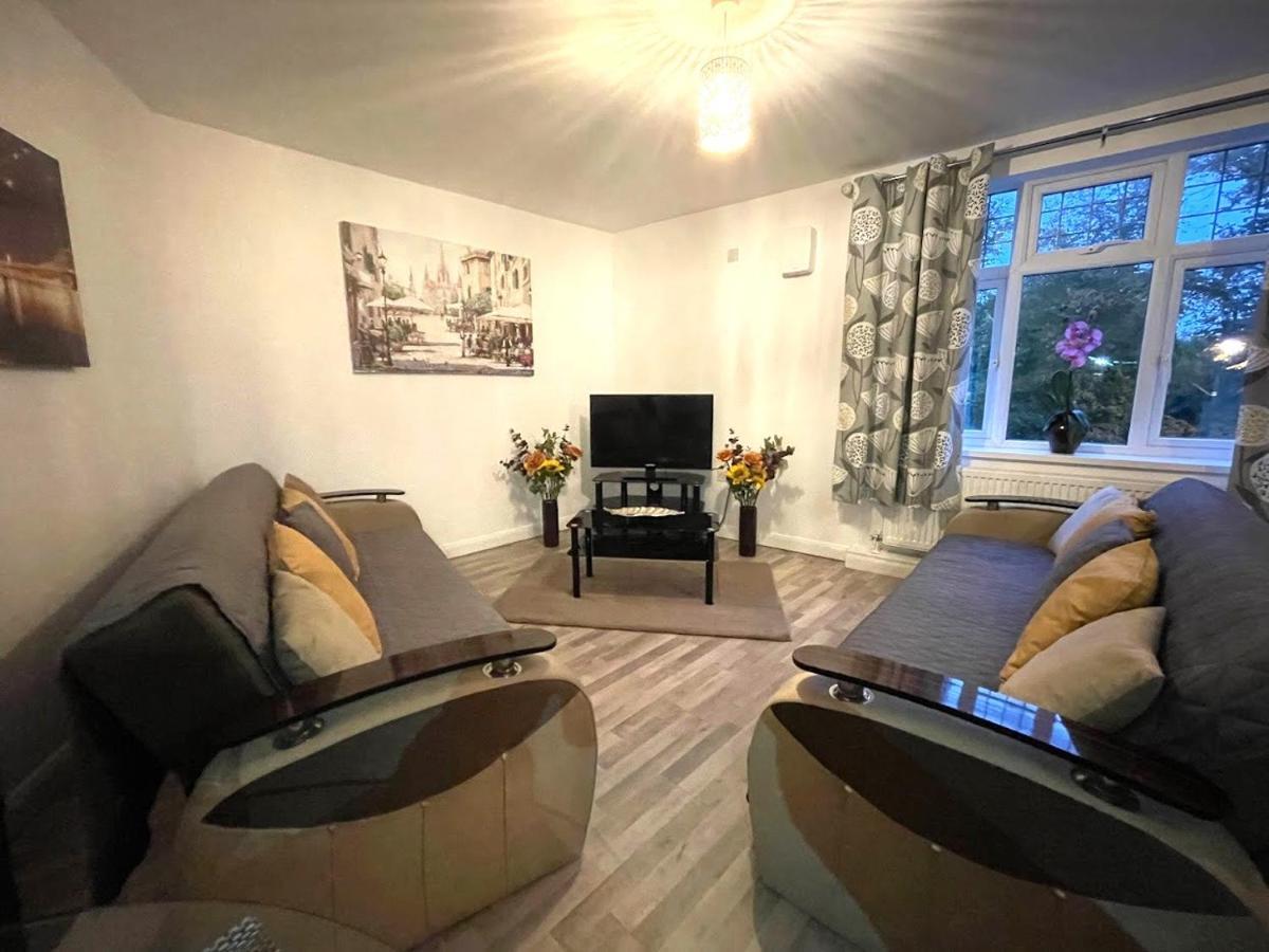 Deluxe 1-Bedroom Serviced Apartment Sleeps 4 For Short Or Long Stay Gillingham  Exteriör bild