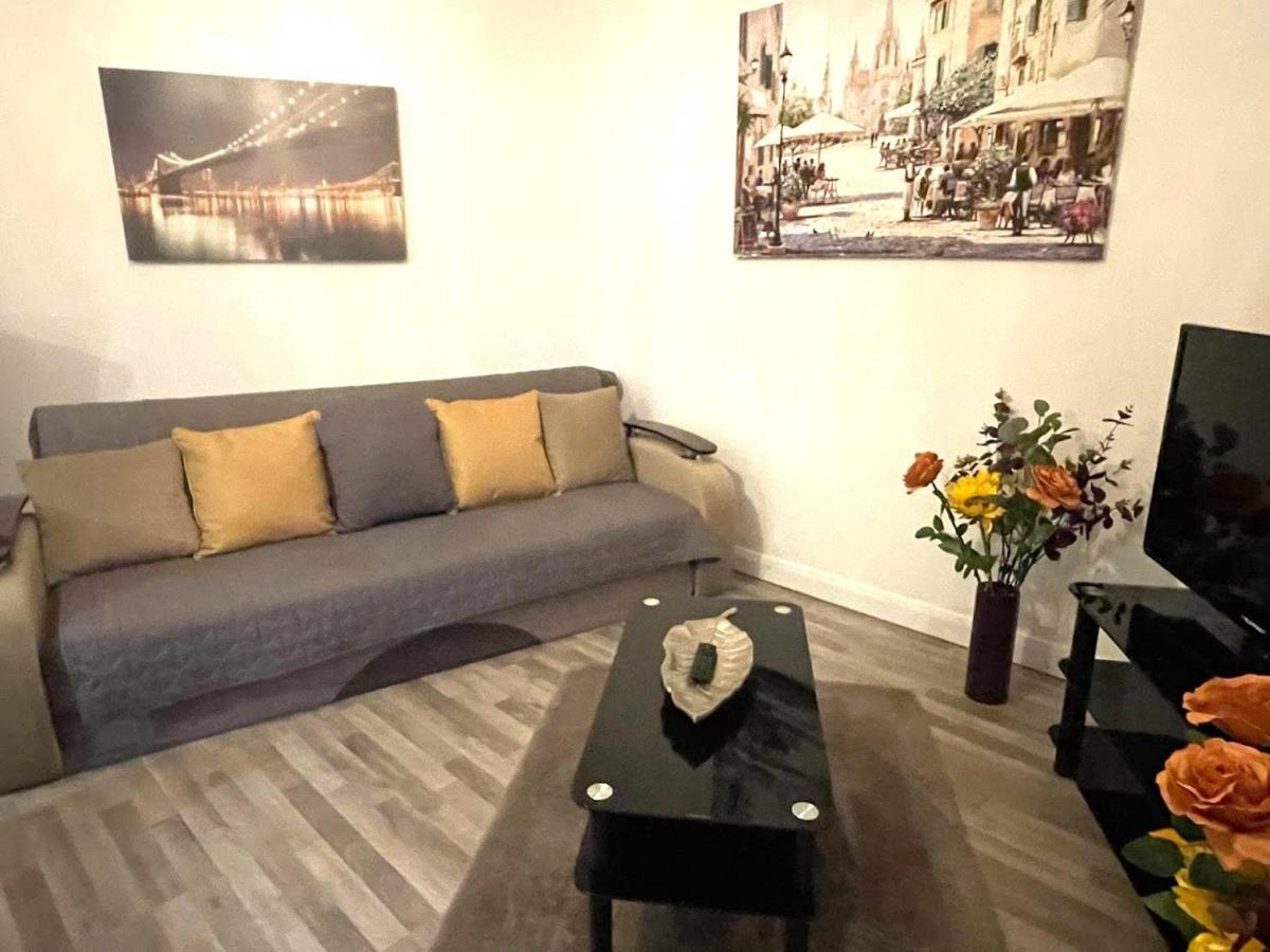 Deluxe 1-Bedroom Serviced Apartment Sleeps 4 For Short Or Long Stay Gillingham  Exteriör bild