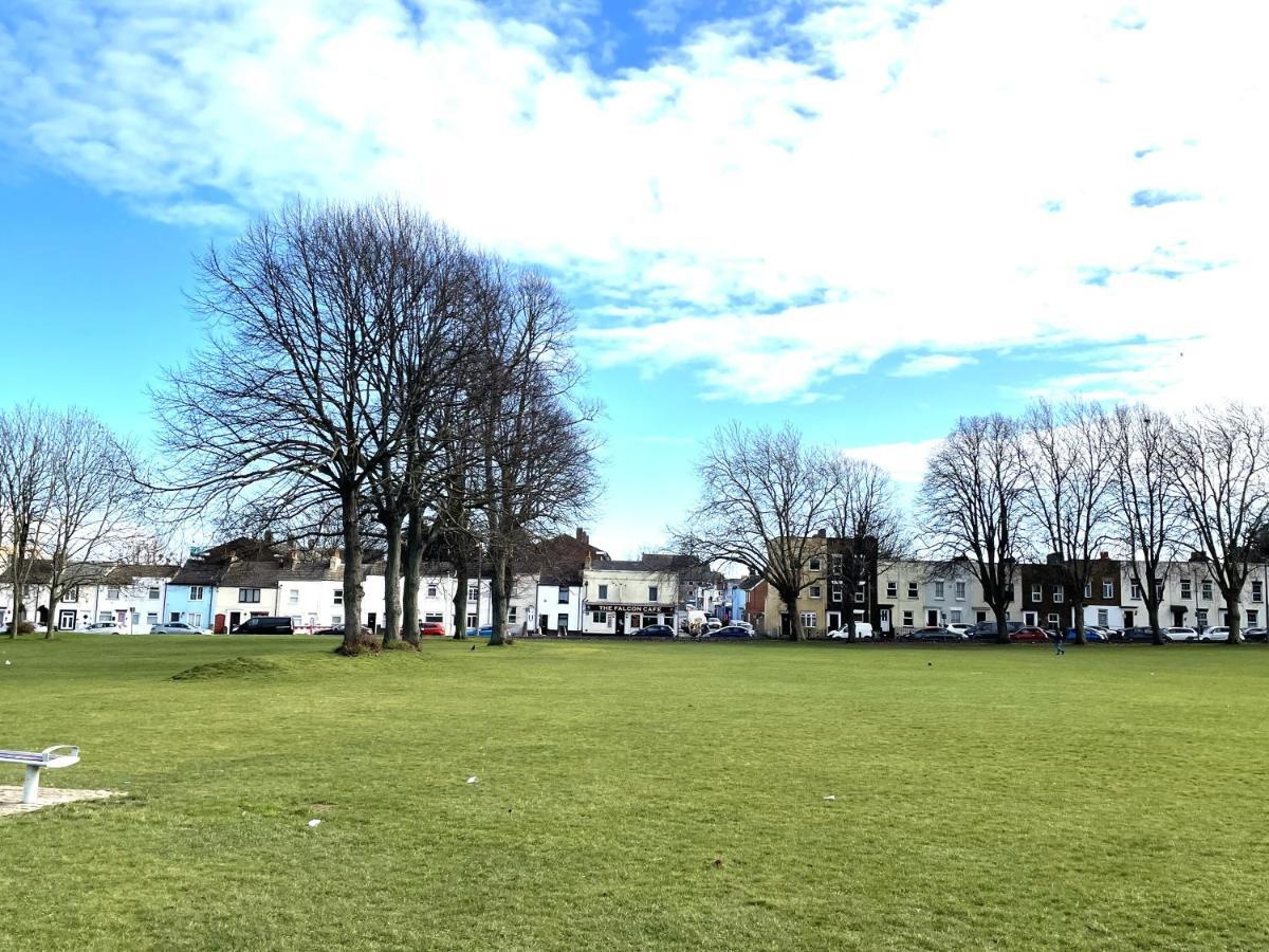 Deluxe 1-Bedroom Serviced Apartment Sleeps 4 For Short Or Long Stay Gillingham  Exteriör bild