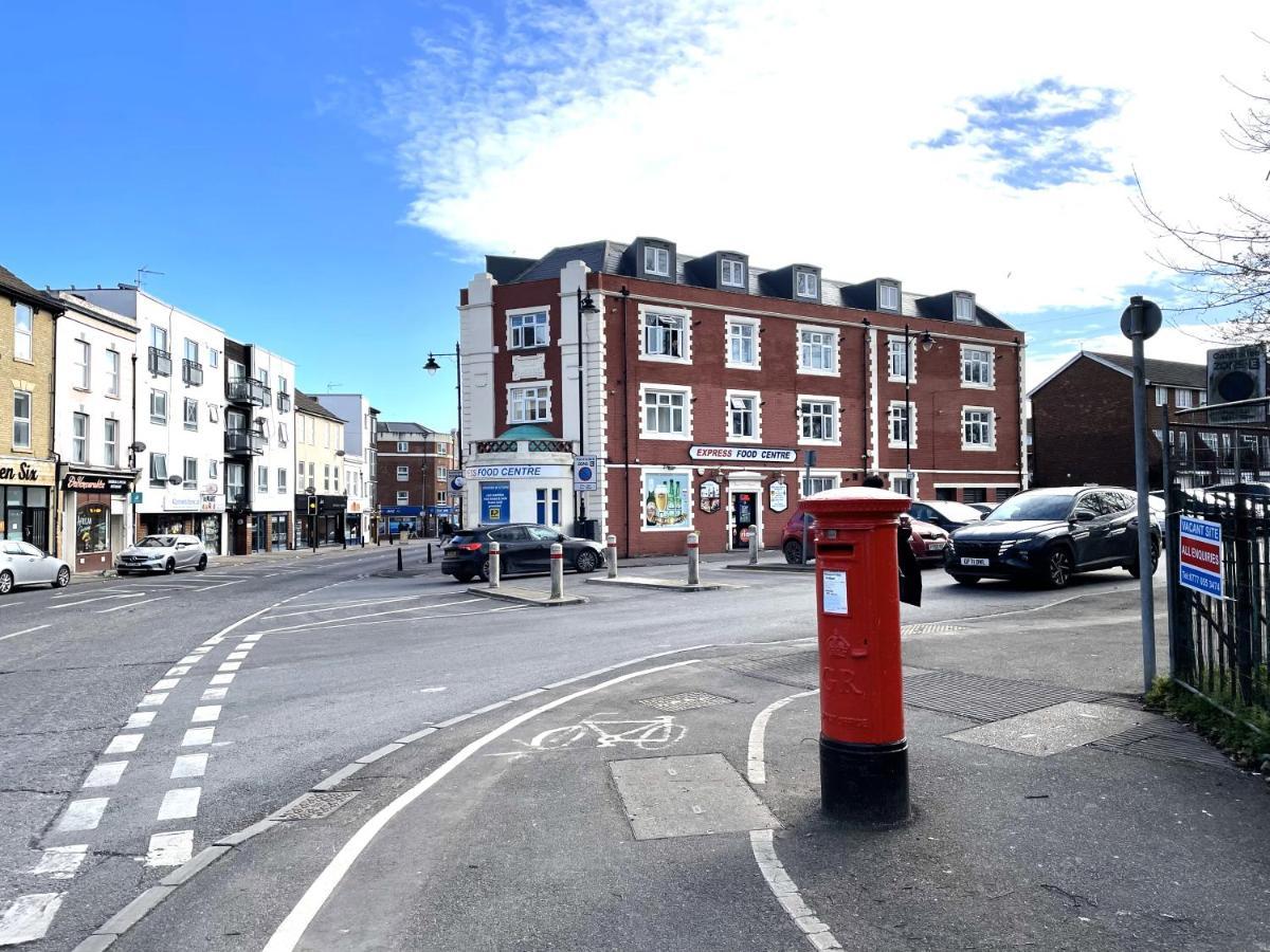 Deluxe 1-Bedroom Serviced Apartment Sleeps 4 For Short Or Long Stay Gillingham  Exteriör bild